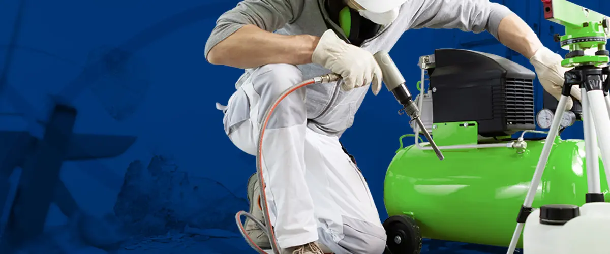 Hombre operando compresor de aire portátil de alimentación verde